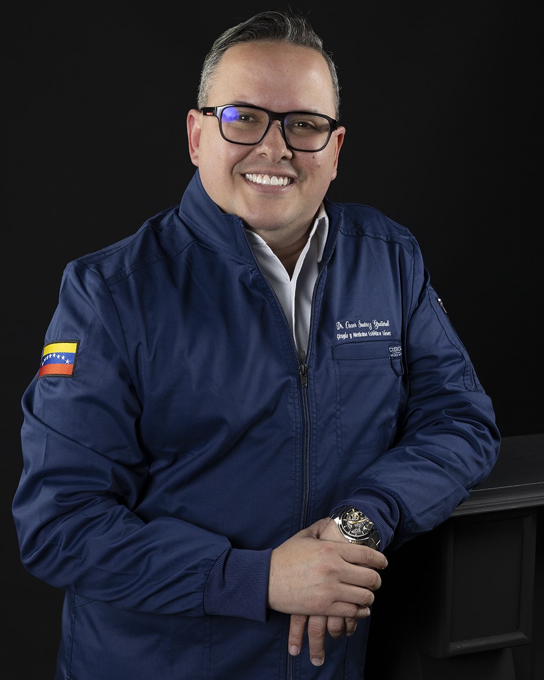 Retrato del Dr. Oscar Suárez, especialista en Medicina Estética, Fotomedicina y Láser